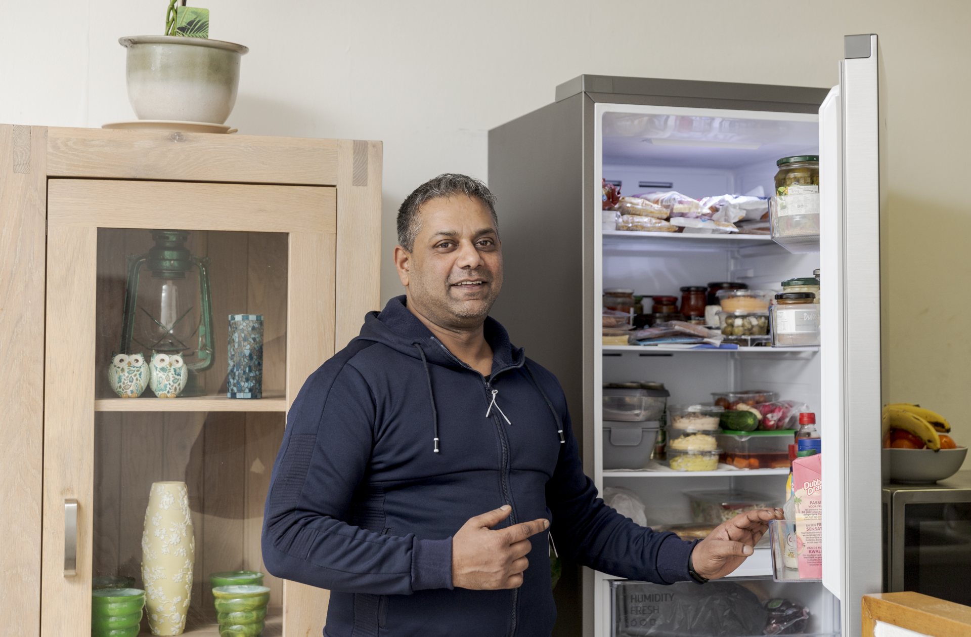 Anand Lachman kocht met korting een nieuwe, energiezuinige koelkast.