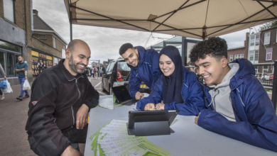 Jongeren geven informatie over energie besparen op de Haagse Markt
