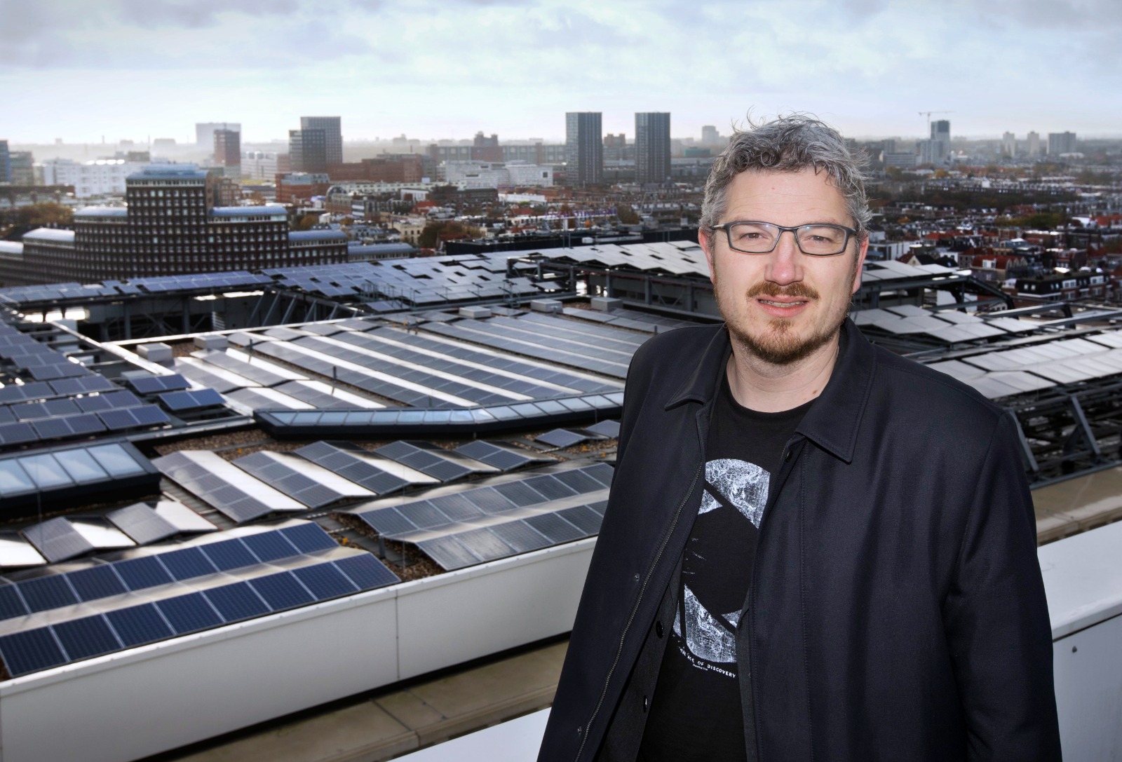 Wethouder Arjen Kapteijns hoopt dat alle geschikte daken binnenkort zonnepanelen hebben.
