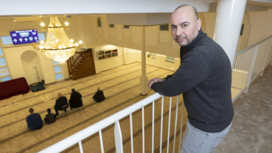 Portret van bestuurslid Kacem Ziani van moskee El Annour aan De Gaarde 59. Bij de moskee zijn diverse duurzame maatregelen uitgevoerd waaronder warmtepompen.