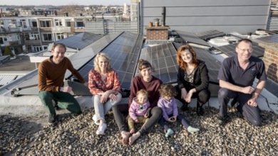 Bewoners van de Sibergstraat op het dak met zonnepanelen