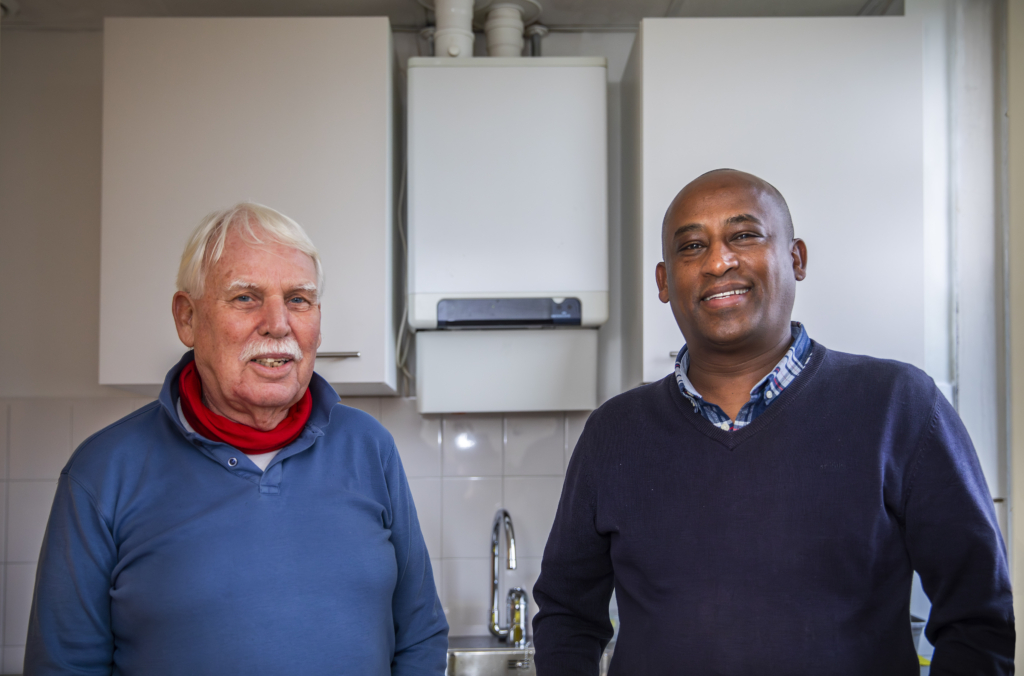 Energiecoaches Dick en Yonas werken in totaal verschillende wijken maar geven hetzelfde advies: ‘voorkom dat je warmte verliest.’