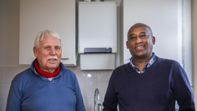 Energiecoaches Yonas Mekasha en Dick ter Steege in een keuken