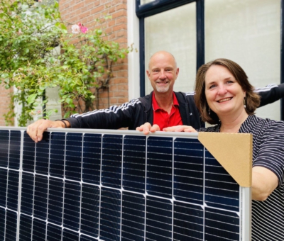 Julie Croiset van Uchelen en Carel Vergroesen plaatsen zonnepanelen op de VvE