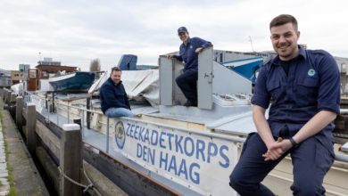 Vrijwilligers van de Zeekadetten van het schip Enterprise in de Binckhorsthaven