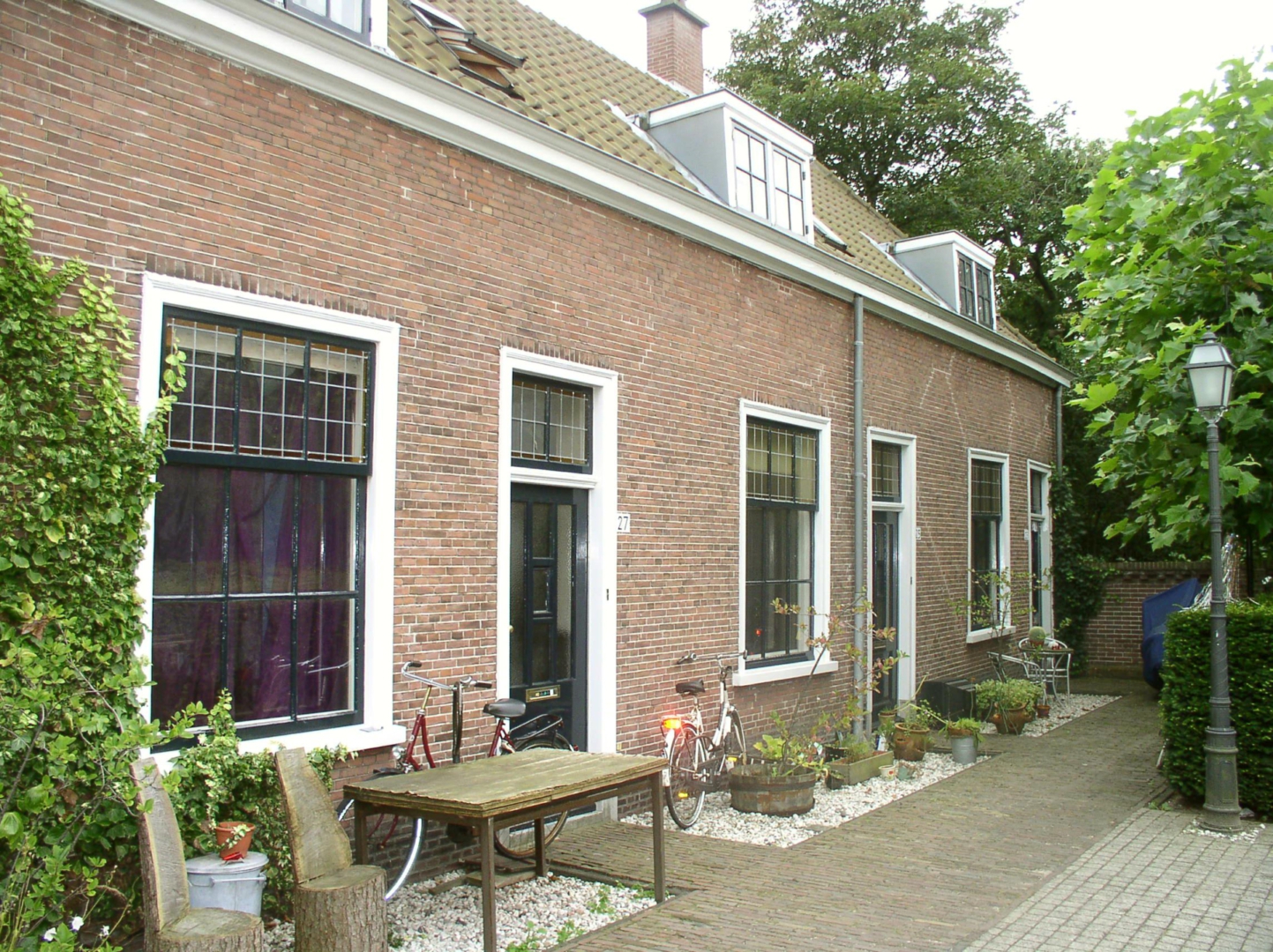 Monumentale woningen in Hofje Floris van Dam aan de Beestenmarkt.