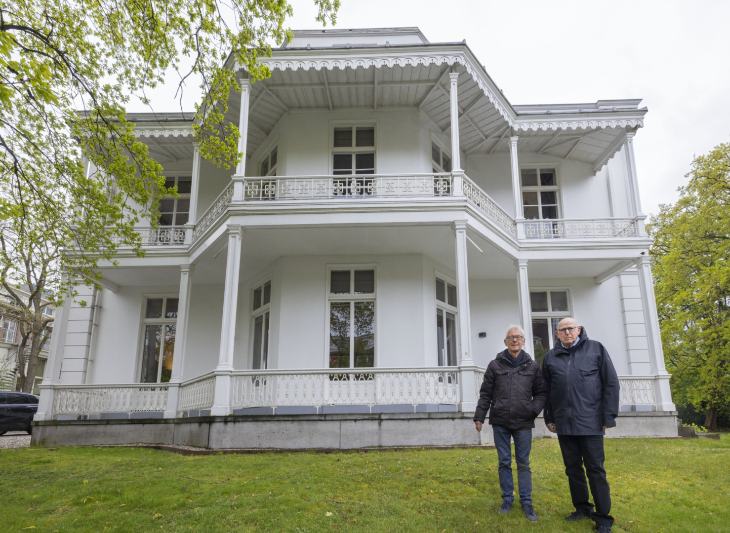 Aad Roeleveld en Dick Sikkes voor hun villa aan de Alexanderstraat 1 in het Willemspark.