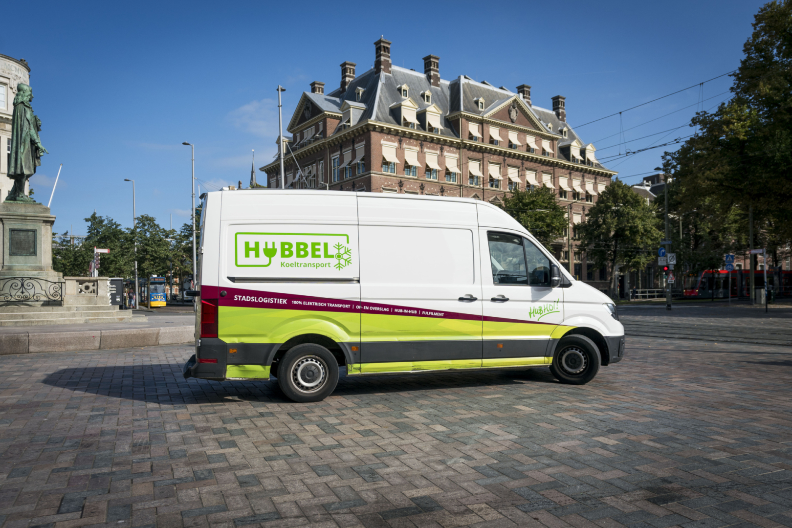 een elektrische bedrijfsbus in Den Haag