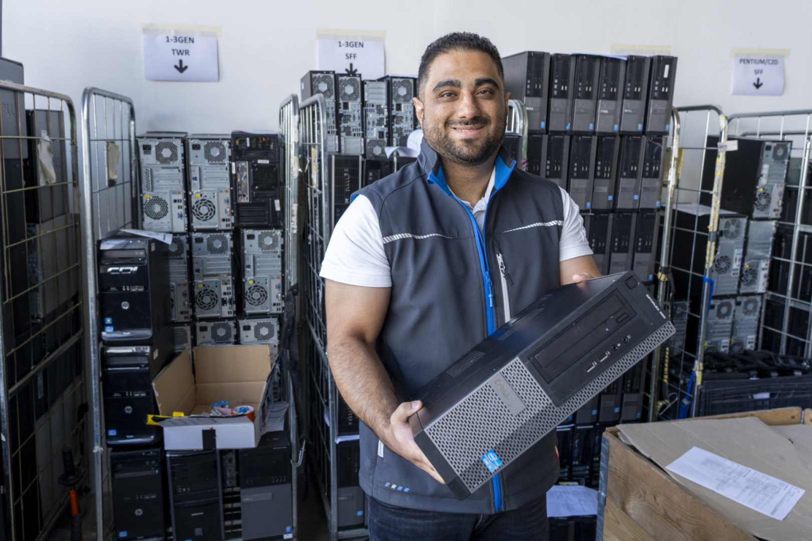 Copiatek medewerker met opgeknapte computer in de hand